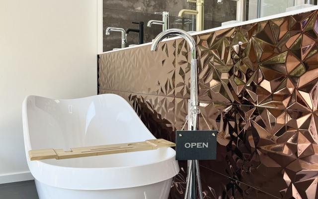 VU Bathrooms Whiteley 01 - Freestanding Bath Aqualla Bath Filler